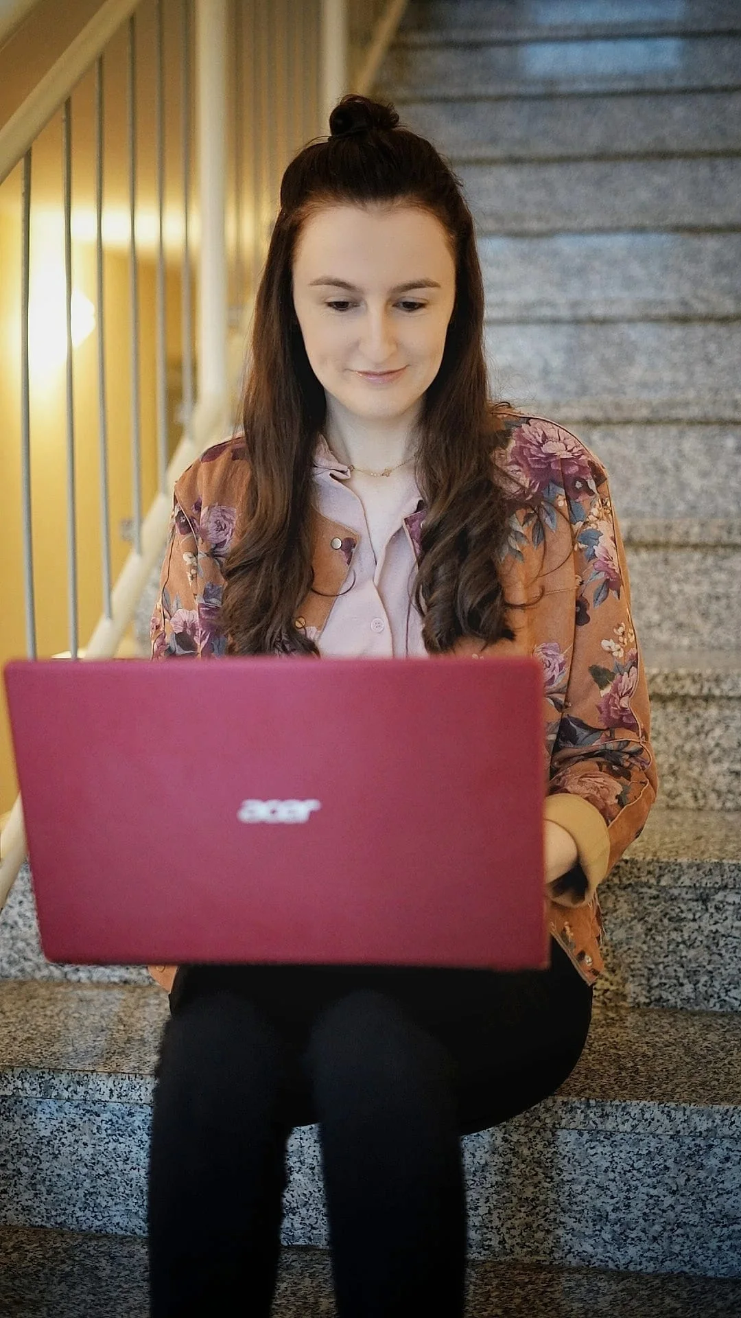 Juliane Mlynar bei der Arbeit am Laptop