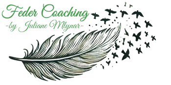 Logo mit einer gezeichneten Feder, aus der viele kleine Vögel aufsteigen. Darüber der grüne Schriftzug „Feder Coaching – by Juliane Mynar“ auf transparentem Hintergrund.