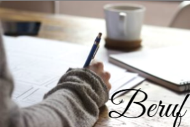 Eine Person schreibt mit einem Stift in ein Dokument auf einem Holztisch, daneben liegen ein Notizbuch und eine Tasse – im Bild der Schriftzug „Beruf“.